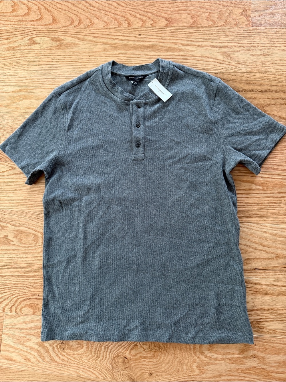 Banana Republic Men's Short-Sleeve Henley in Gray